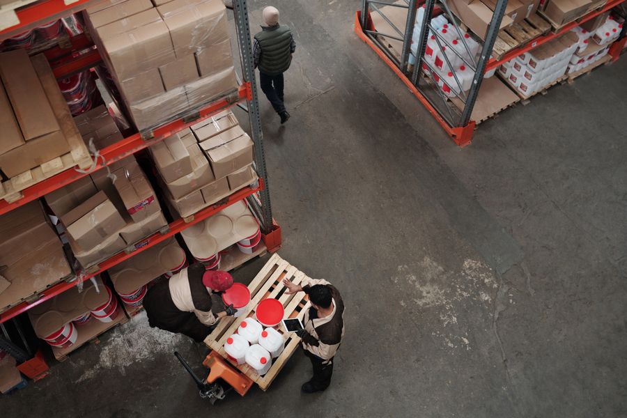 Mitarbeiter bei Konfektionierung und Logistik im Lager